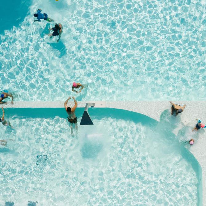 Draufsicht auf Menschen, die im Pool schwimmen.